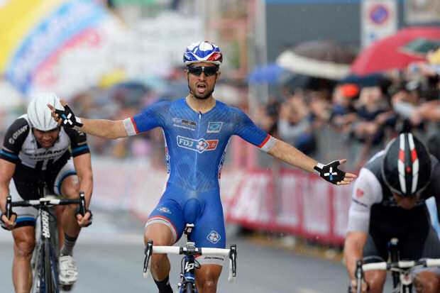 Giro d’Italia 2014: etap 4: Nacer Bouhanni pierwszy na wodnym lodowisku