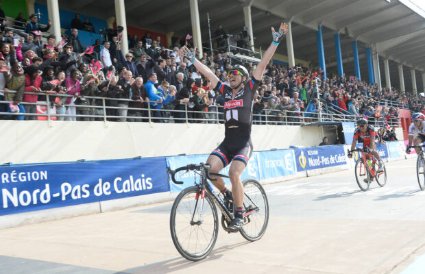 John Degenkolb świętuje triumf w Paryż-Roubaix na welodromie w Roubaix