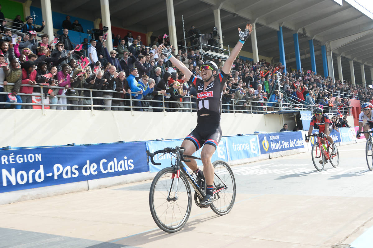 John Degenkolb świętuje triumf w Paryż-Roubaix na welodromie w Roubaix