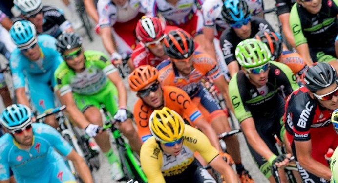 Giro d’Italia 2015: kary za jazdę “na klamce”