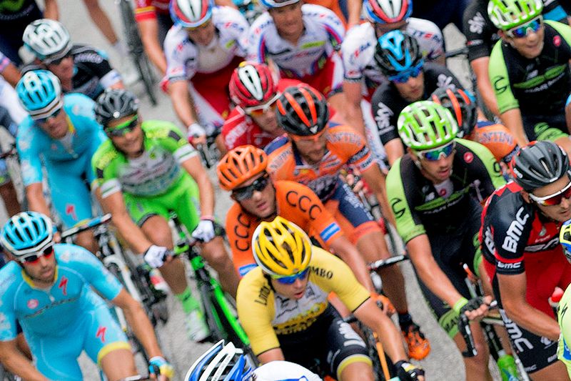 Giro d’Italia 2015: kary za jazdę “na klamce”
