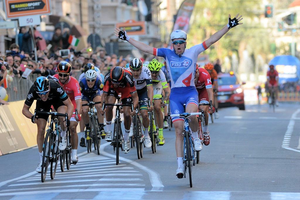 Arnaud Demare wygrywa Mediolan-San Remo po finiszu z peletonu
