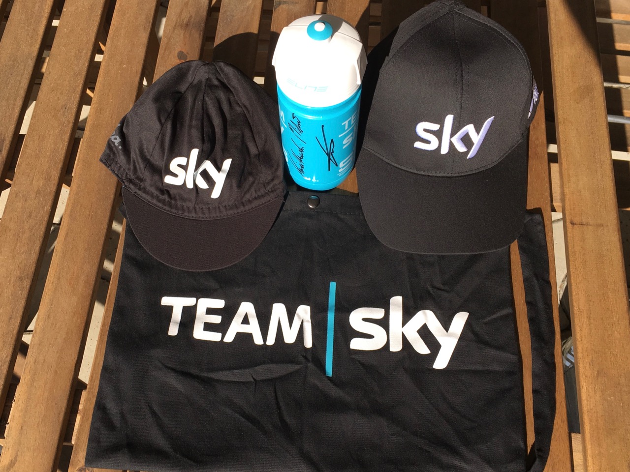 Rozwiązanie konkursu: upominki Team Sky