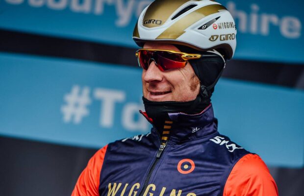 Bradley Wiggins śmieje się na starcie Tour de Yorkshire
