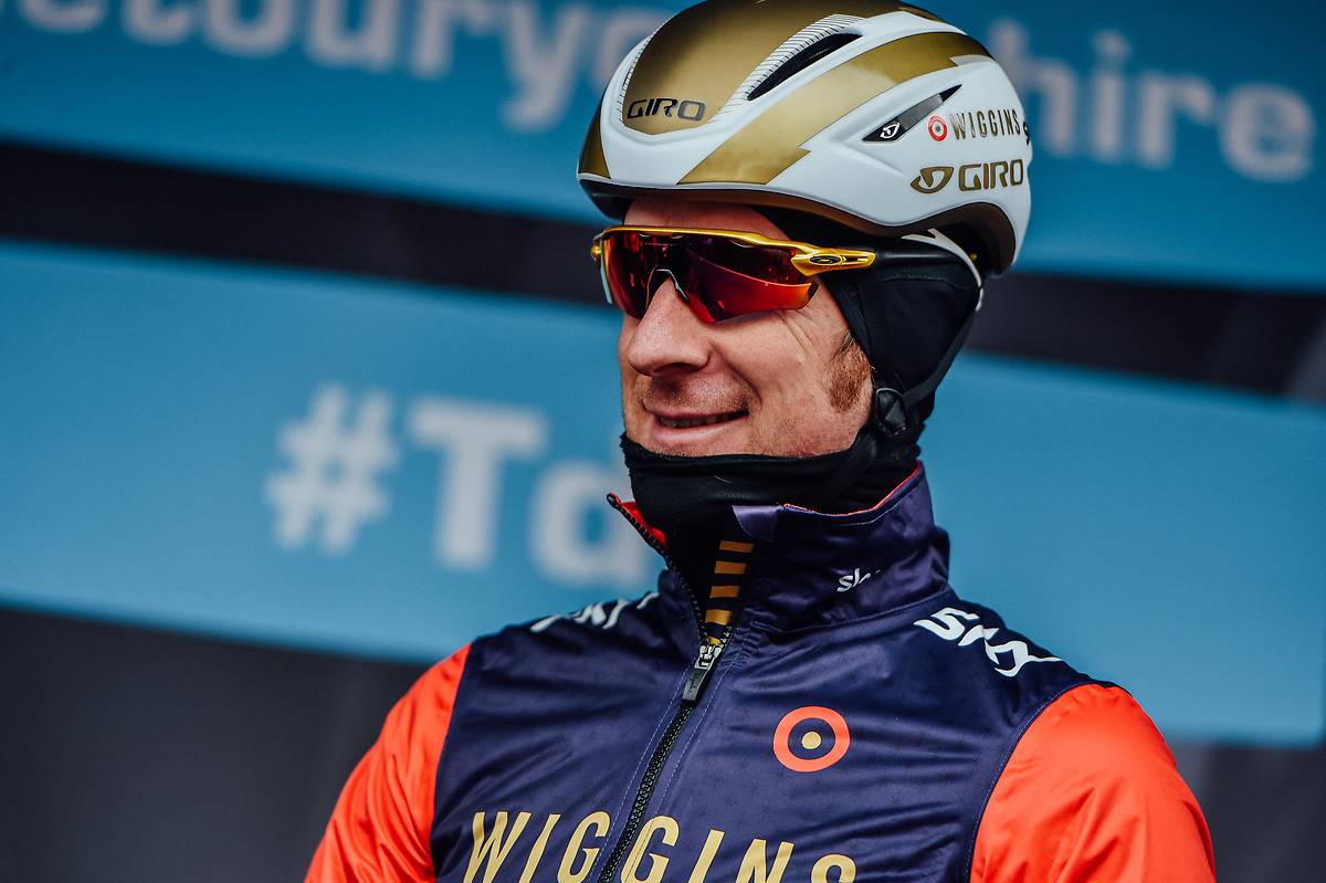 Bradley Wiggins śmieje się na starcie Tour de Yorkshire