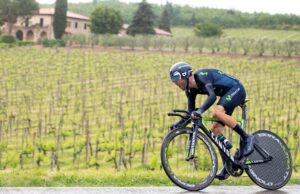 Alejandro Valverde pomyka na rowerze czasowym w Giro d'Italia