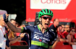 Simon Yates cieszy się ze zwycięstwa na etapie Vuelta a Espana