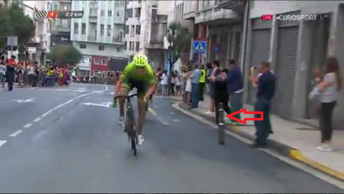 Vuelta a Espana 2016: Kruijswijk ze złamanym obojczykiem
