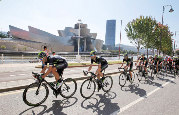 Kolarze Movistar Team prowadzą peleton Vuelta a Espana