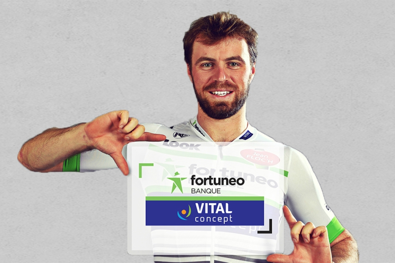 Daniel McLay prezentuje koszulkę zespołu Fortuneo-Vital Concept