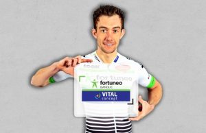 Anthony Delaplace prezentuje koszulkę zespołu Fortuneo-Vital Concept