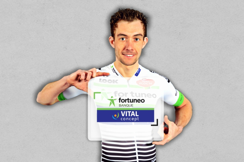 Anthony Delaplace prezentuje koszulkę zespołu Fortuneo-Vital Concept