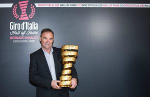 Bernard Hinault z trofeum Giro d'Italia podczas ceremonii wprowadzenia do Hall of Fame włoskiego wyścigu