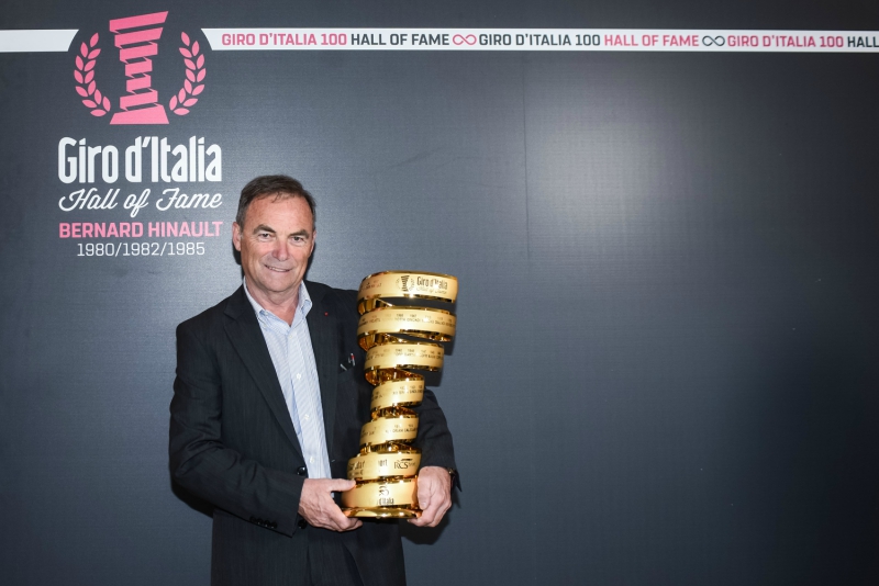Bernard Hinault z trofeum Giro d'Italia podczas ceremonii wprowadzenia do Hall of Fame włoskiego wyścigu