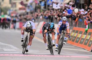 Michał Kwiatkowski finiszuje po zwycięstwo w Mediolan-San Remo