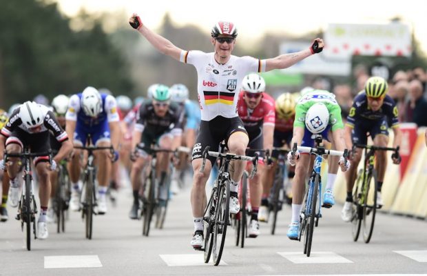 Andre Greipel w geście zwycięstwa na kresce 5. etapu Paryż-Nicea 2017