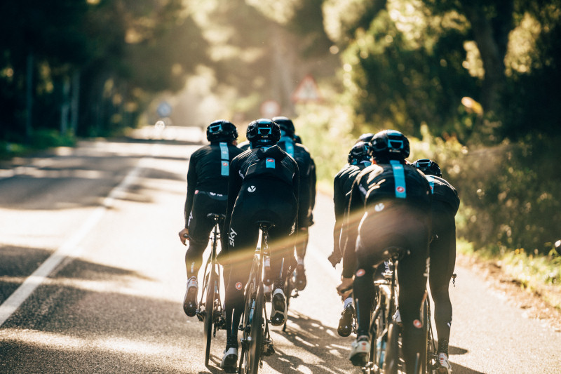 Grupa kolarzy Team Sky podąża w stronę słońca