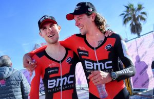 Daniel Oss i Tejay van Garderen w przyjacielskim uścisku po zwycięstwie na pierwszym etapie Tirreno-Adriatico 2017