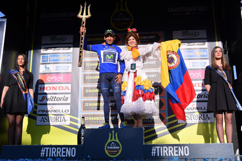 Nairo Quintana na podium z trójzębem w dłoni za zwycięstwo w Tirreno-Adriatico 2017