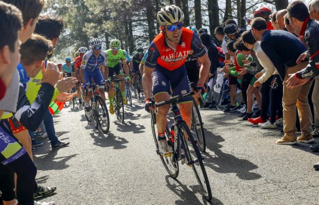 Ion Izagirre atakuje na podjeździe podczas Vuelta al Pais Vasco