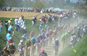 kolarze na trasie Paryż-Roubaix