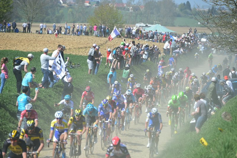 kolarze na trasie Paryż-Roubaix