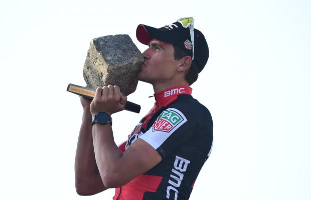Greg van Avermaet całuje kostkę bruku - trofeum wyścigu Paryż-Roubaix