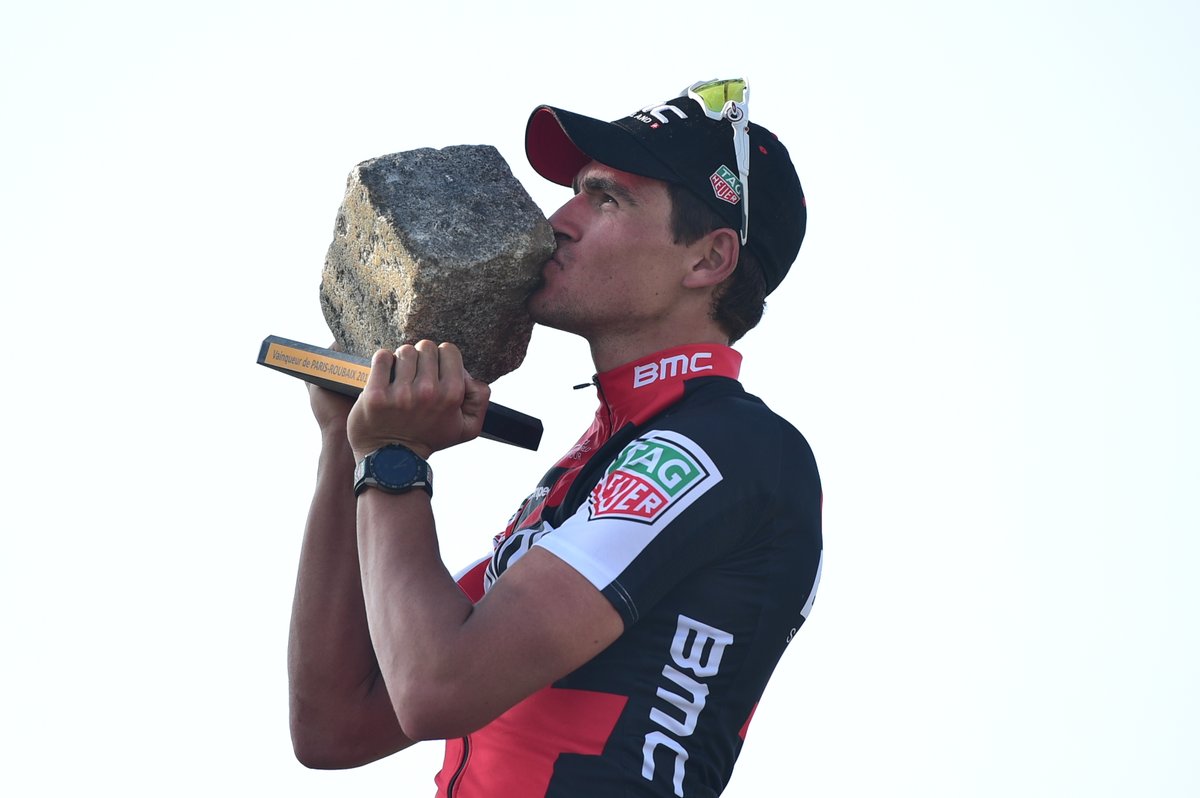 Greg van Avermaet całuje kostkę bruku - trofeum wyścigu Paryż-Roubaix