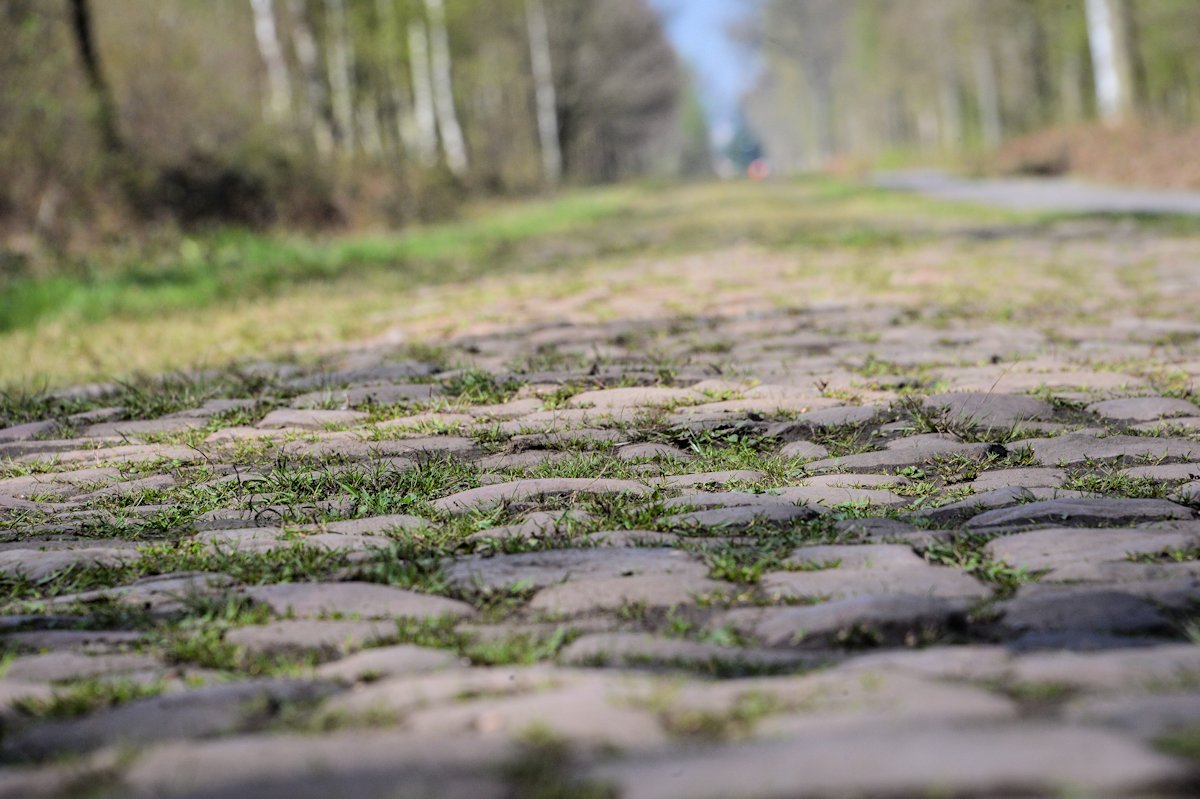 Remont brukowych sektorów na trasie Paryż-Roubaix