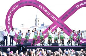 Grupa Bardiani-CSF na prezentacji ekip przed startem Giro d'Italia 2017