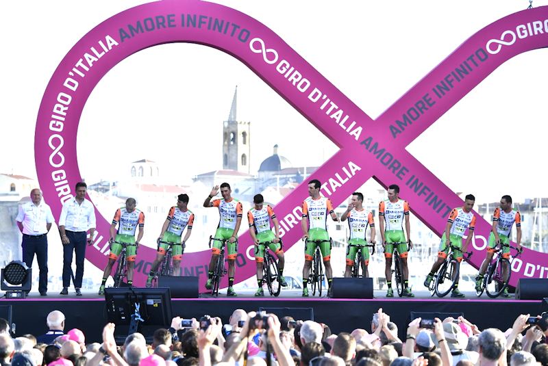 Grupa Bardiani-CSF na prezentacji ekip przed startem Giro d'Italia 2017