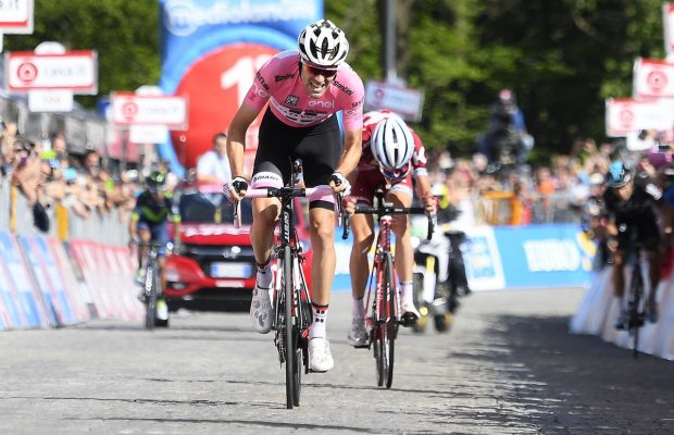 Tom Dumoulin finiszuje po zwycięstwo na 14. etapie Giro