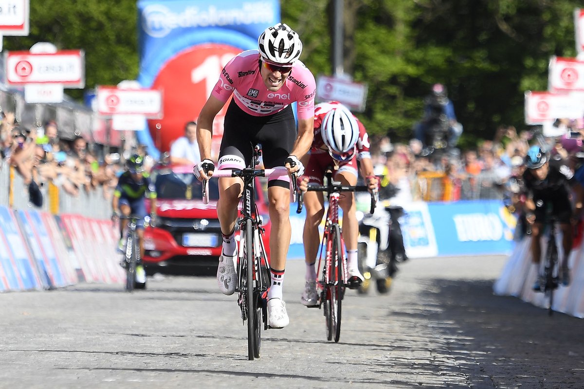 Tom Dumoulin finiszuje po zwycięstwo na 14. etapie Giro