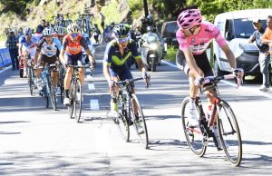 Tom Dumoulin w maglia rosa ogląda się na Nairo Quintanę podczas wspinaczki na 18. etapie Giro d'Italia