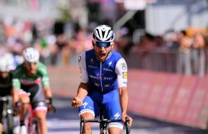 Fernando Gaviria z grymasem zwycięstwa na kresce 3. etapu Giro