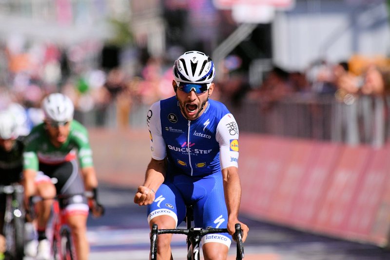 Fernando Gaviria z grymasem zwycięstwa na kresce 3. etapu Giro