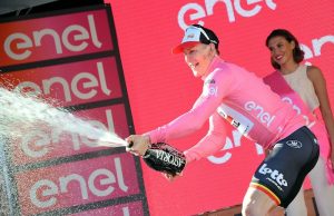 Andre Greipel na podium po zwycięstwie na 2. etapie Giro oblewa szampanem widzów