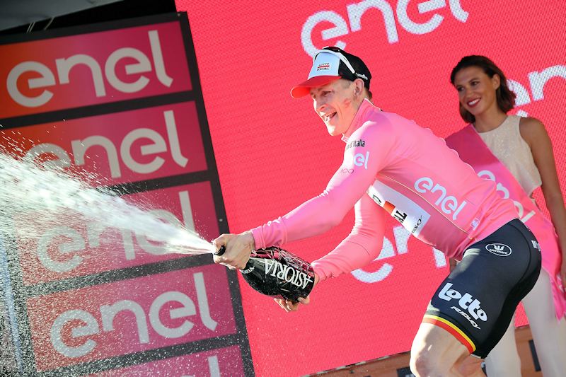 Andre Greipel na podium po zwycięstwie na 2. etapie Giro oblewa szampanem widzów