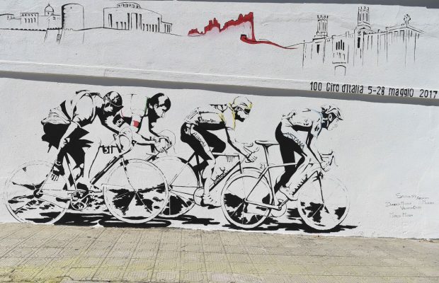 Mural ukazujący czterech kolarz - Bartali, Coppi, Pantani, Nibali