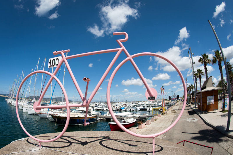 Różowy rower zbudowane z rurek nad adriatyckim wybrzeżem