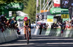 Simon Spilak na trasie dziewiątego etapu Tour de Suisse 2017