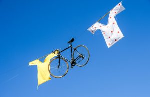 wiszący rower i koszulki żółta oraz w grochy