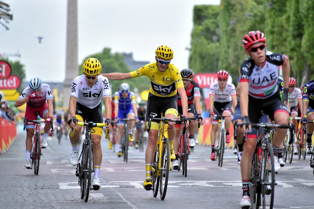 Tour de France. Michał Kwiatkowski z niebem na barkach