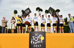 kolarze Sky na podium Tour de France