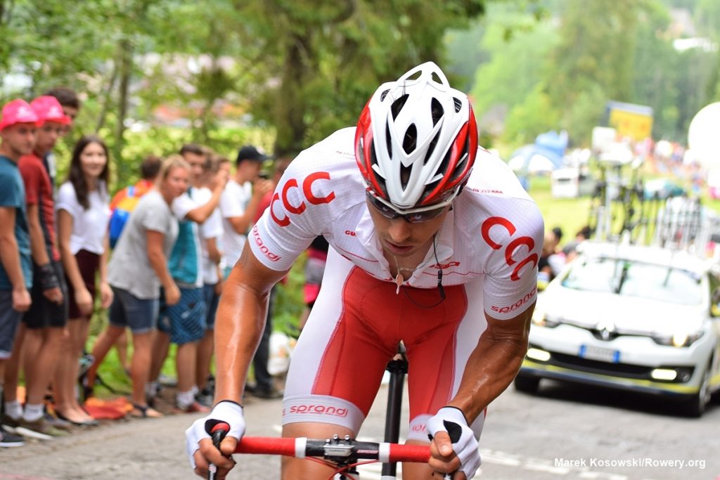 Adrian Kurek w koszule mistrza Polski podczas Tour de Pologne