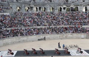 BMC Racin Team przejeżdża przez rzymski amfiteatr