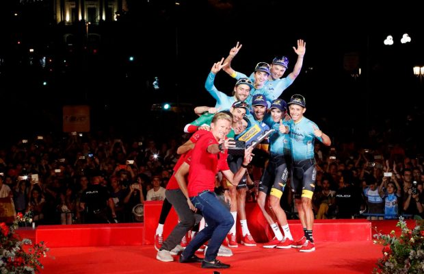 Kolarze Astany na podium Vuelta a Espana