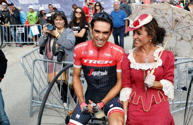 Alberto Contador w pogawędce z panią w IXX sukience