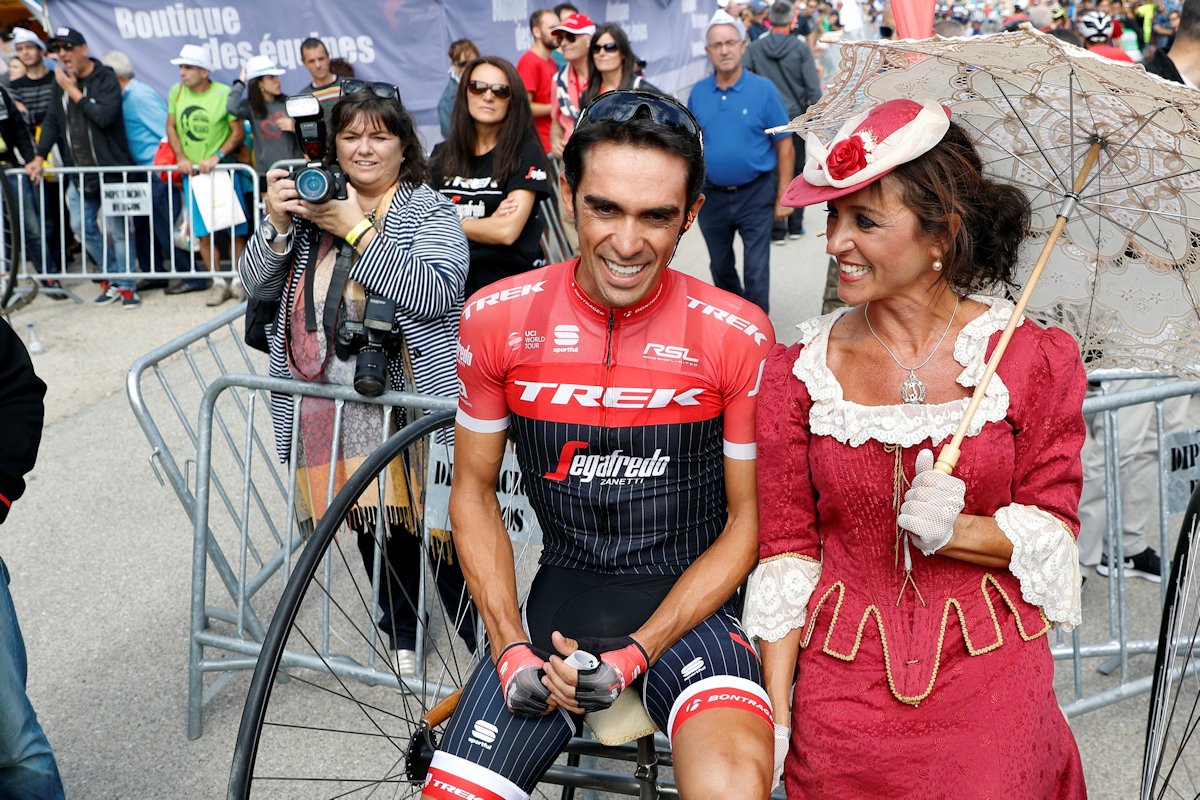 Alberto Contador w pogawędce z panią w IXX sukience