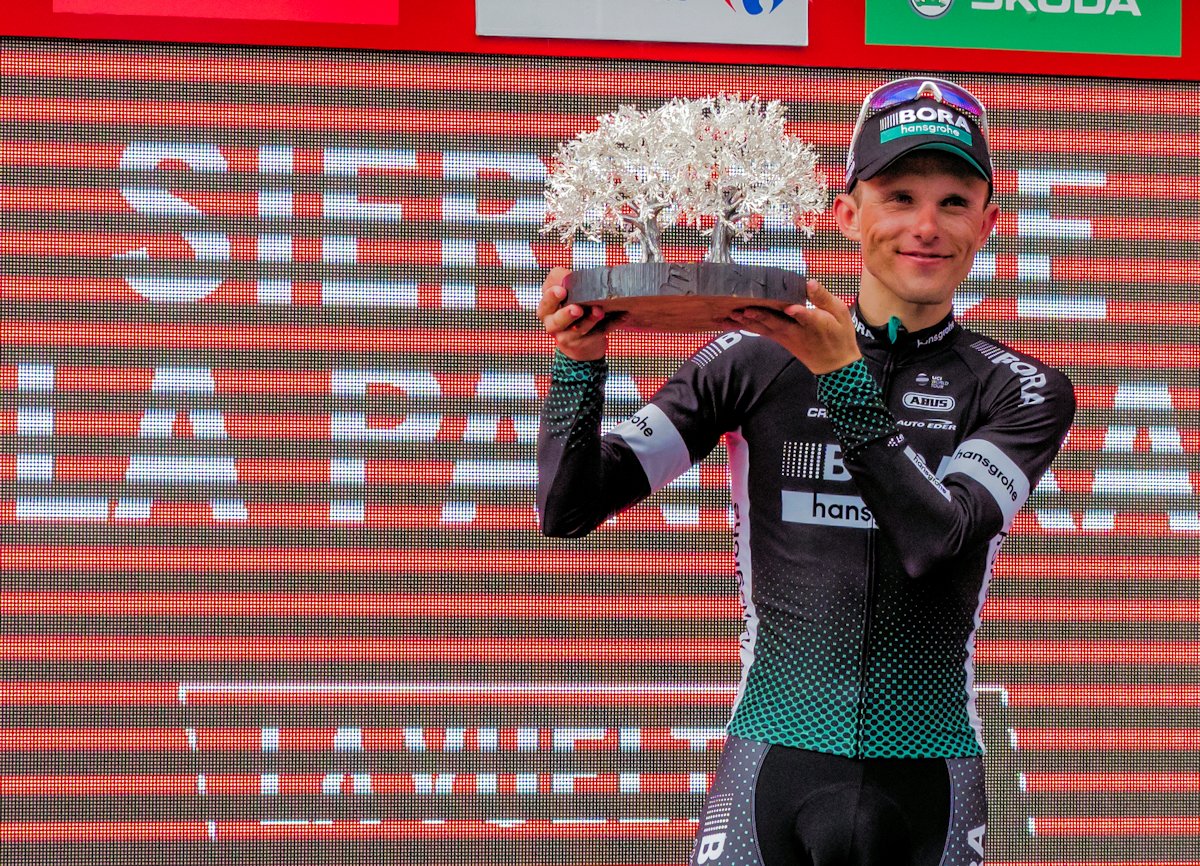 Rafał Majka trzymający nagrodę za zwycięstwo na 14. etapie Vuelty